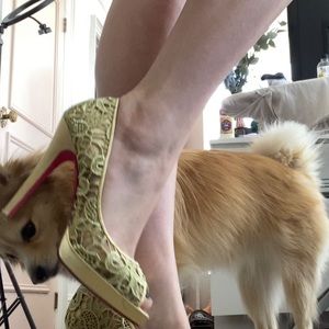 betsey johnson gold flower detail peep toe stiletto